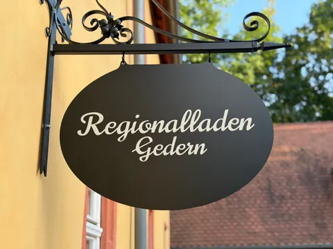 Das Ladenschild „Regionalladen Gedern“ an der Hauswand im Schlosshof