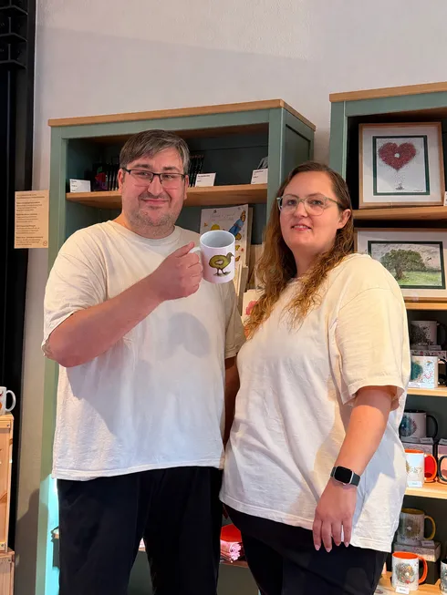 Katharina und Sascha Pfeuffer vor den gefüllten Regalen im Regionalladen