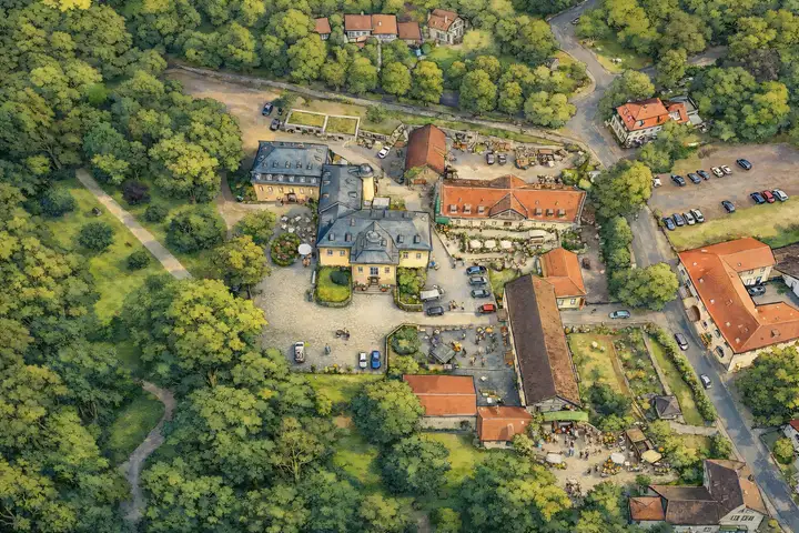 Illustrierte Luftansicht vom Schloss Gedern – der Pfeil zeigt den Eingang zum Regionalladen im Marstall